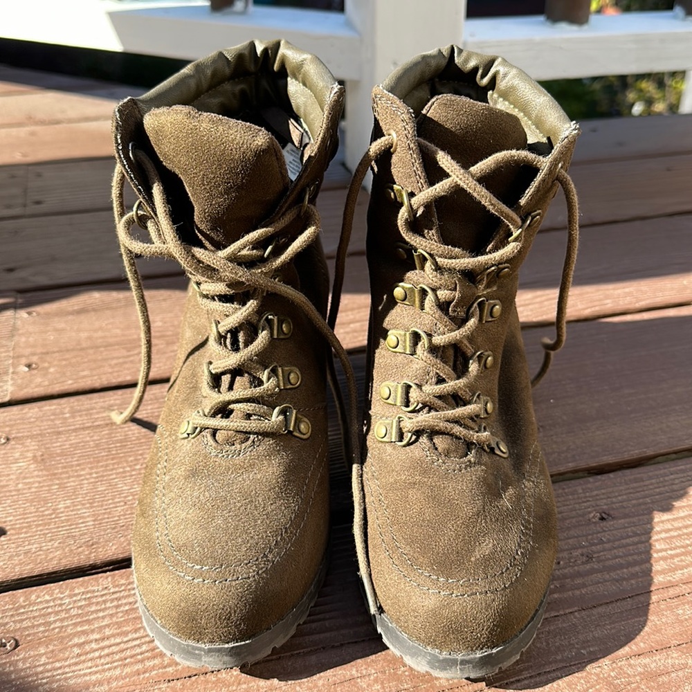 Old navy women’s brown boot size 8 - used one and in great condition